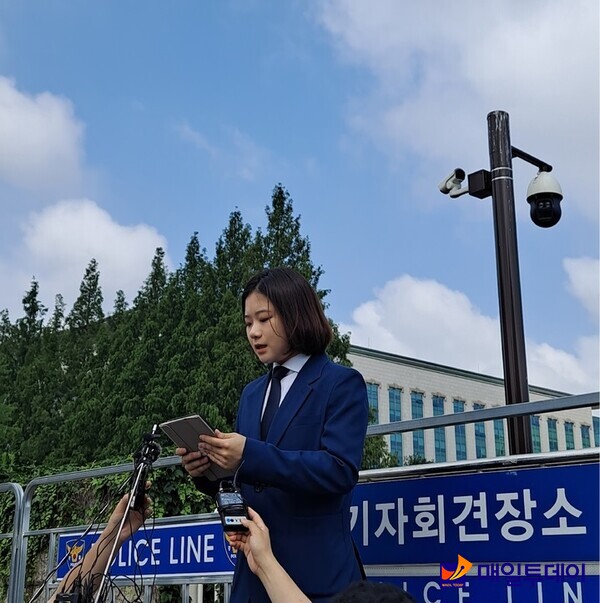박지현 더불어민주당 전 비대위원장이 15일 국회 정문 앞에서 8·28 전당대회 당 대표 선거 출마 선언을 하고 있다.