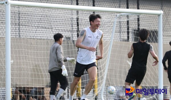 축구선수 황의조가 6일 오후 경기 성남시 성남FC 클럽하우스에서 열린 비공개 연습 경기에서 골을 넣은뒤 기뻐하고 있다. 2022.07.06.