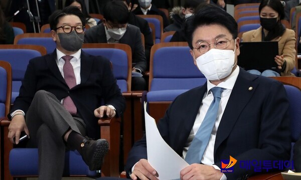 국민의힘 장제원(오른쪽) 의원과 권성동 의원이 8일 오전 서울 여의도 국회에서 열린 당 국회상임위원장 후보자 선출 의원총회에 참석해 자리에 앉아 있다.