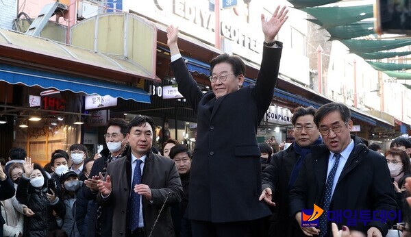 이재명 더불어민주당 대표가 지난 11일 오후 인천 남동구 모래내시장을 방문해 지지자를 향해 손을 흔들고 있다.
