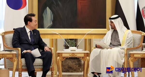 아랍에미리트(UAE)를 국빈 방문 중인 윤석열 대통령이 15일(현지시간) 아부다비 대통령궁에서 모하메드 빈 자이드 알 나하얀 대통령과 확대 회담을 하고 있다.