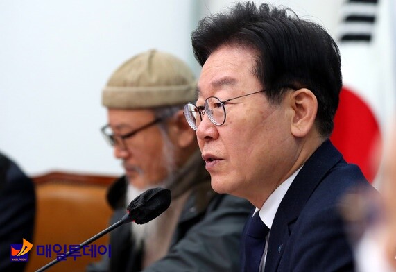 이재명 더불어민주당 대표가 26일 오전 서울 여의도 국회에서 열린 국가폭력피해자 간담회에서 인사말을 하고 있다.