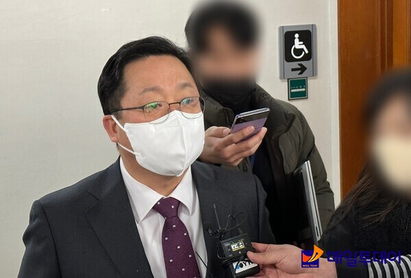 19일 오후 2시 이장우 대전시장이 대전지법 316호 법정에서 공직선거법 위반 혐의로 벌금 70만원을 선고받은 뒤 법정에서 나와 인터뷰를 하고 있다. 