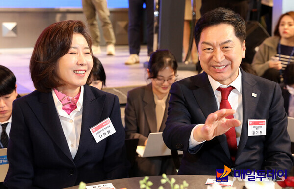 김기현 국민의힘 당대표 후보와 나경원 전 의원이 9일 오후 서울 마포구 한 음식점에서 열린 새로운민심 새민연 전국대회에 참석해 대화를 나누고 있다. 