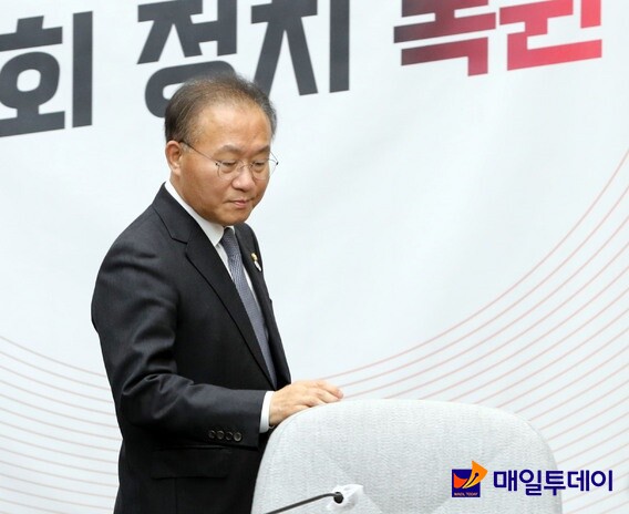 윤재옥 국민의힘 원내대표가 28일 오전 서울 여의도 국회에서 열린 원내대책회의에 참석하고 있다. 