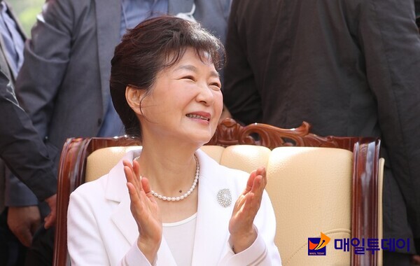박근혜 전 대통령이 대구 동화사 통일대불 앞에서 박수를 치고 있다. 2023.04.11.