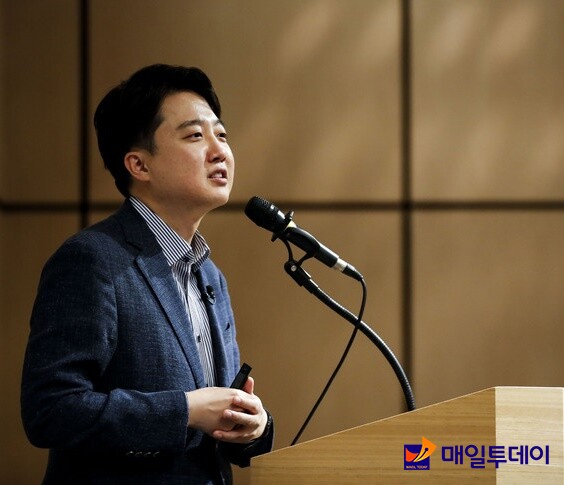 이준석 전 국민의힘 당대표가 26일 오후 서울 성북구 국민대학교에서 '논쟁 사회를 위한 고민' 이라는 주제로 특강을 하고 있다.