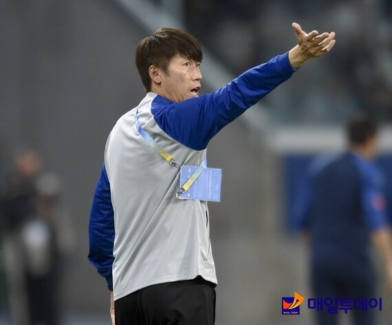한국 U20 대표팀 김은중 감독이 1일(현지시각) 아르헨티나의 산티아고 델 에스테로 스타디움에서 열린 2023 국제축구연맹(FIFA) 20세 이하(U20) 월드컵 16강전 에콰도르와의 경기 중 작전 지시를 하고 있다. 