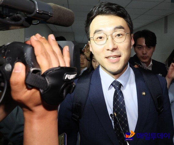 김남국 무소속 의원이 31일 오후 서울 여의도 국회 의원회관에서 사무실을 나서고 있다.