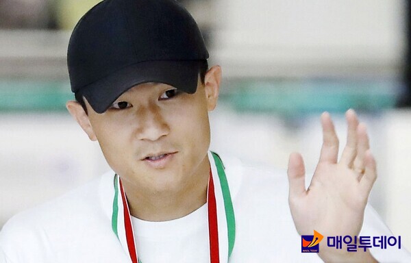 이탈리아 프로축구 세리에A 최우수 수비상을 수상한 나폴리 김민재가 기초군사훈련을 받기 위해 6일 인천국제공항을 통해 귀국하고 있다. 