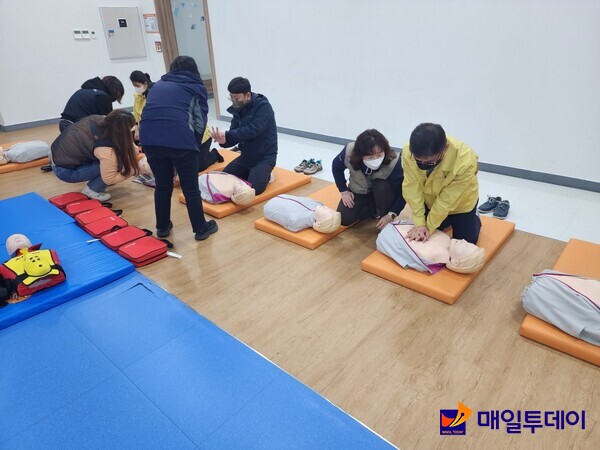 충북 학생수련원 제천분원 안전체험관에서 어린이들이 안전 체험을 하고 있다.
