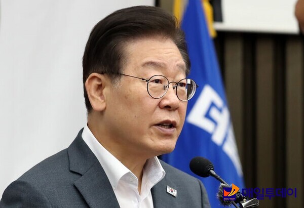 이재명 더불어민주당 대표가 24일 오전 서울 여의도 국회에서 열린 긴급의원총회에서 발언을 하고 있다.