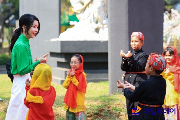 김건희 여사가 6일(현지시간) 아세안 정상회의 배우자 프로그램으로 자카르타 따만 미니 민속공원을 방문해 아이들과 함께 손하트를 하고 있다.