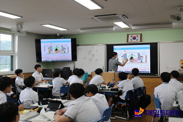 충북교육청이 도내 중학교 1학년 교실에 전자 칠판을 설치했다.