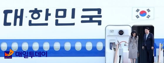 윤석열 대통령과 김건희 여사가 경기 성남시 서울공항을 통해 출국하고 있다. 