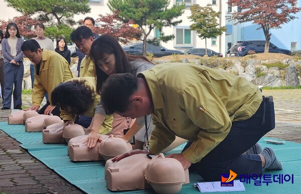 충북 진천교육지원청 관계자들이 심폐소생술 교육을 실시하고 있다.