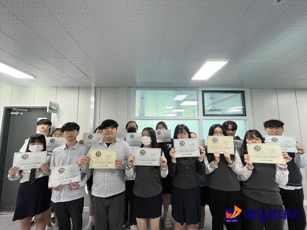 영동산업과학고등학교 학생들이 바리스타 자격증을 취득하고 기념촬영을 하고 있다.