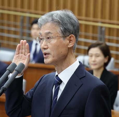 조희대 대법원장 후보자가 5일 오전 서울 여의도 국회에서 열린 인사청문회에서 선서를 하고 있다.