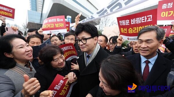 한동훈 국민의힘 비상대책위원장이 2일 오전 대전 동구 대전역에 도착, 지지자들과 인사하고 있다. 