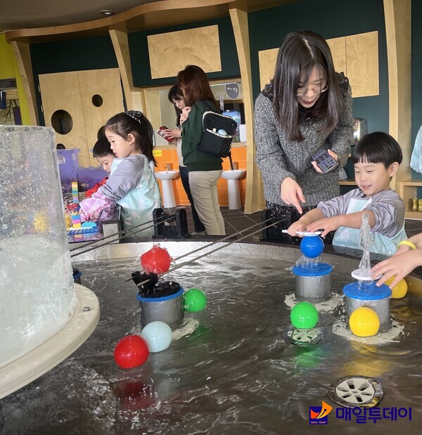 충북 유아교육진흥원에서 실시한 '겨울방학나들이 가족체험'에 참여한 가족들이 체험활동을 하고 있다.