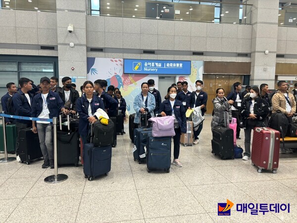 외국인 근로자들이 입국하고 있다.