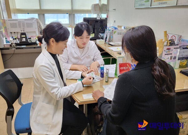 중원대학교 간호학과 학생들이 괴산군보건소 치매안심센터에서 현장실습을 하고 있다.